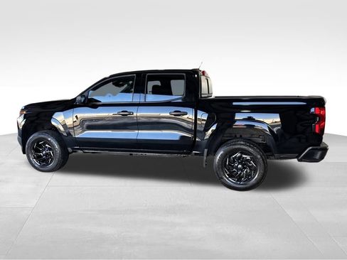 Used 2025 Chevrolet Colorado W/T image 2