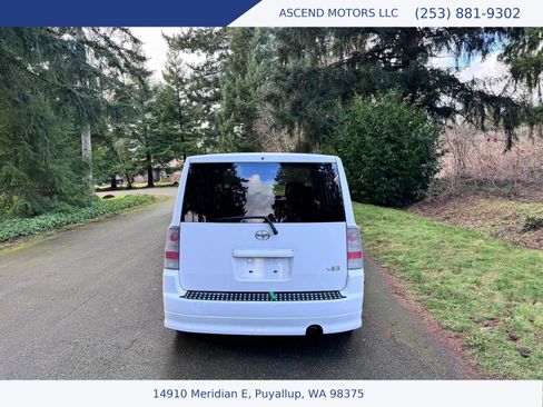 Used 2005 Scion xB Hatchback 4D image 4