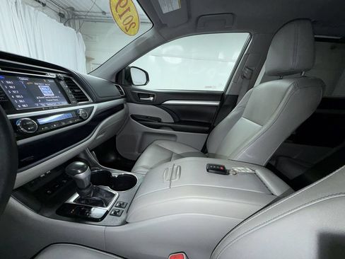 Used 2019 Toyota Highlander XLE AWD/4WD image 22
