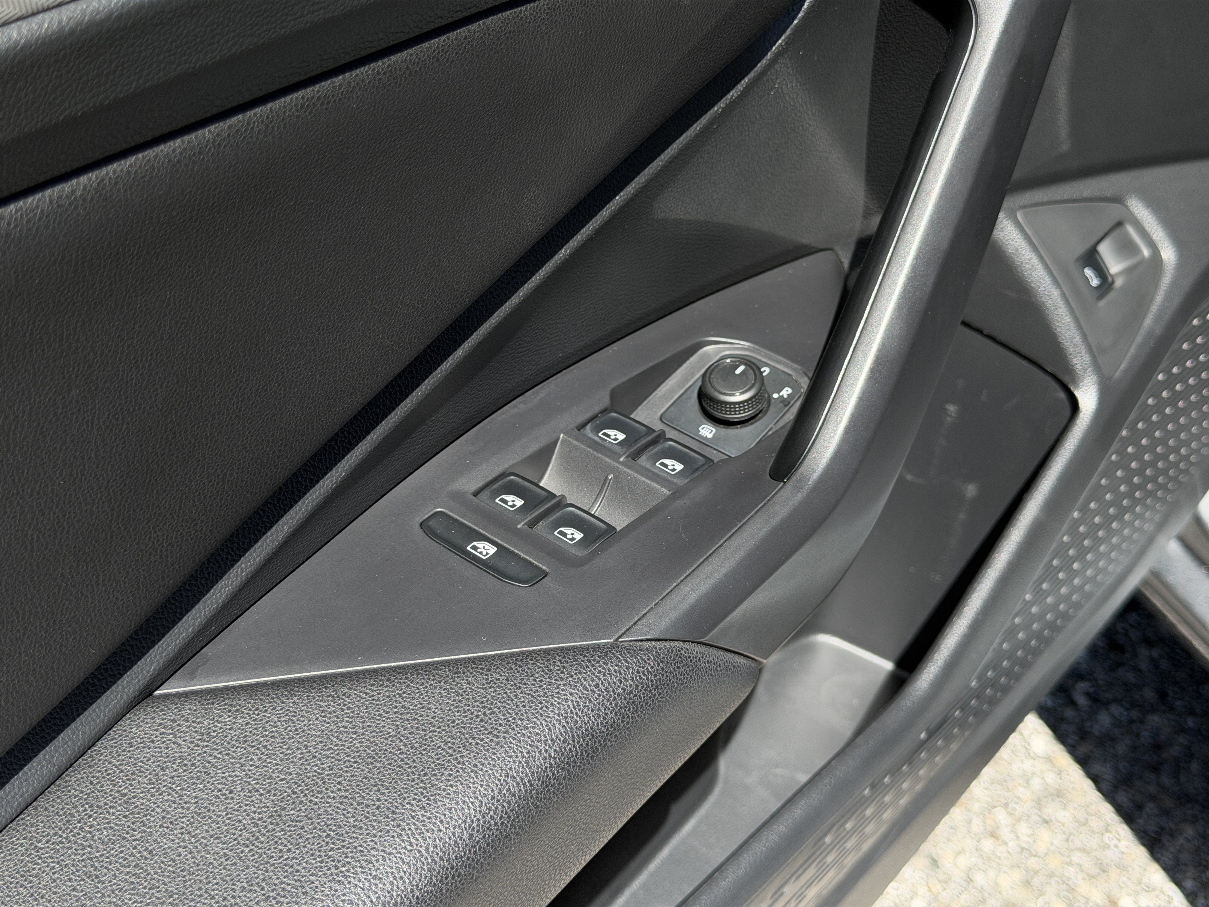 Used 2019 Volkswagen Jetta SE w/ Cold Weather Package FWD image 19