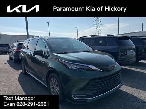 Used 2021 Toyota Sienna XLE image 1