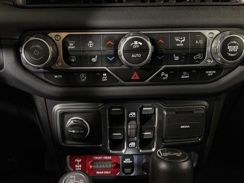 Used 2024 Jeep Wrangler Unlimited Rubicon AWD/4WD image 24