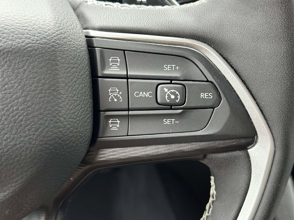 Used 2025 Jeep Grand Cherokee L Altitude AWD/4WD image 24