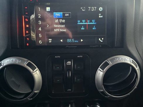 Used 2018 Jeep Wrangler Unlimited Sahara image 35