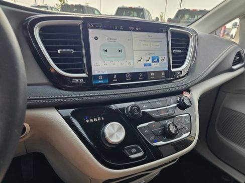 Used 2023 Chrysler Pacifica Touring-L FWD image 19