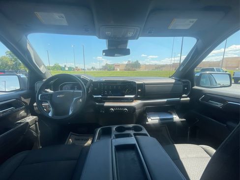 Used 2024 Chevrolet Silverado 1500 LT AWD/4WD image 25