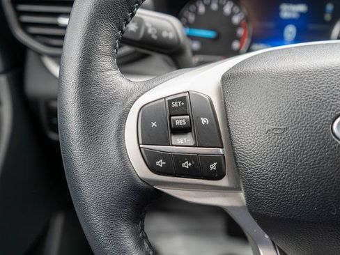 Used 2023 Ford Explorer XLT AWD/4WD image 22