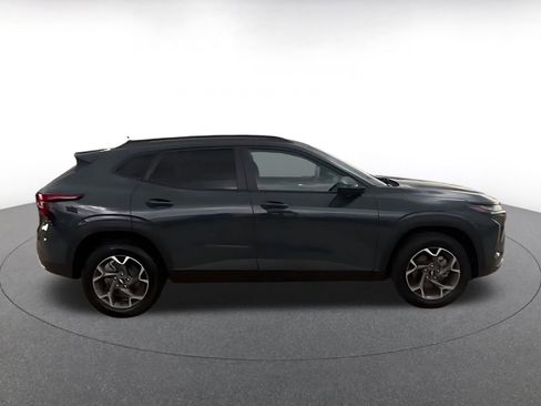Used 2025 Chevrolet Trax LT FWD image 16
