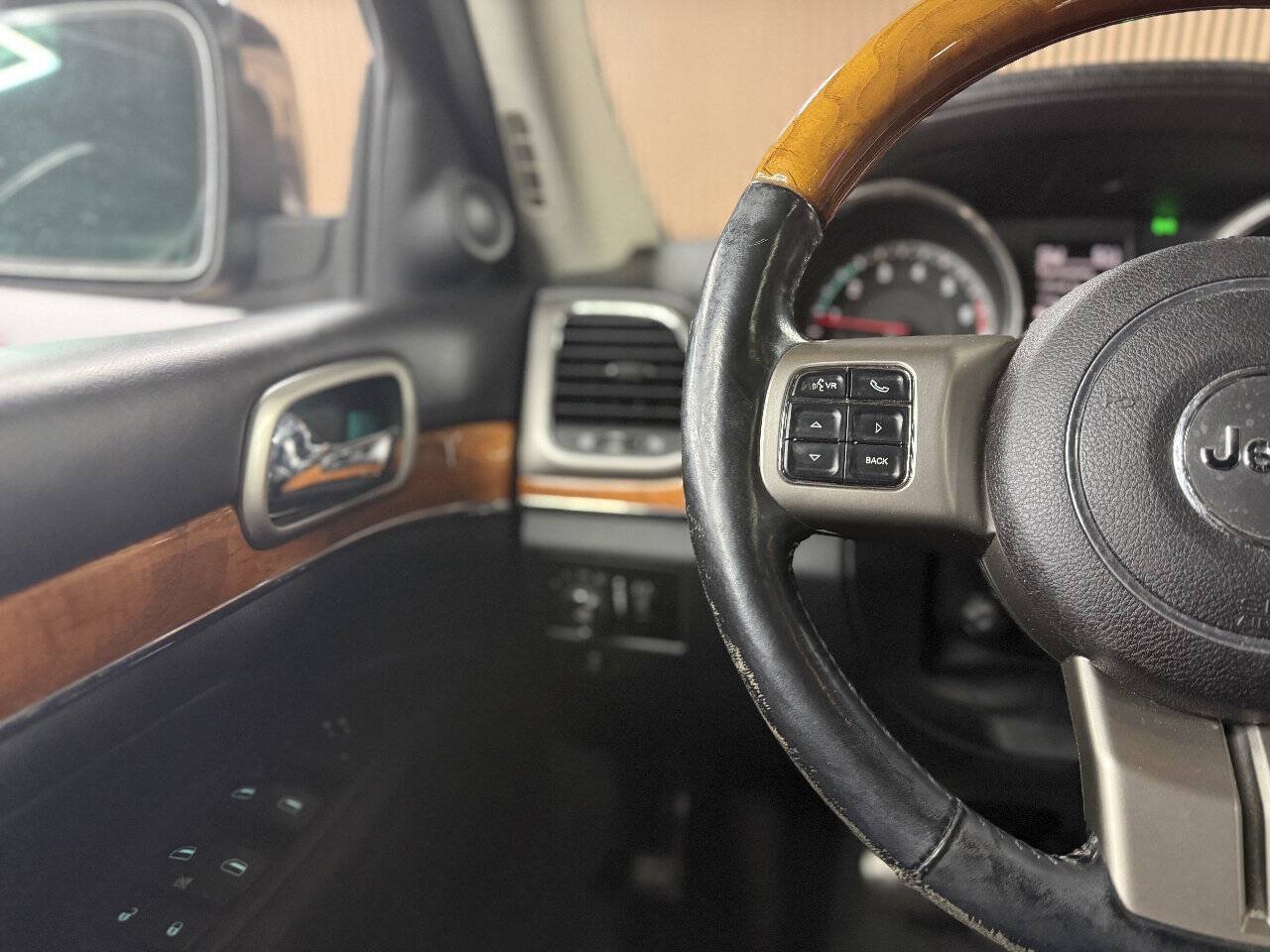 Used 2011 Jeep Grand Cherokee Overland AWD/4WD image 22