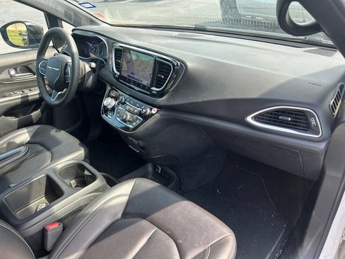 Used 2025 Chrysler Pacifica Select FWD image 37