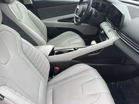 Used 2021 Hyundai Elantra Limited image 15