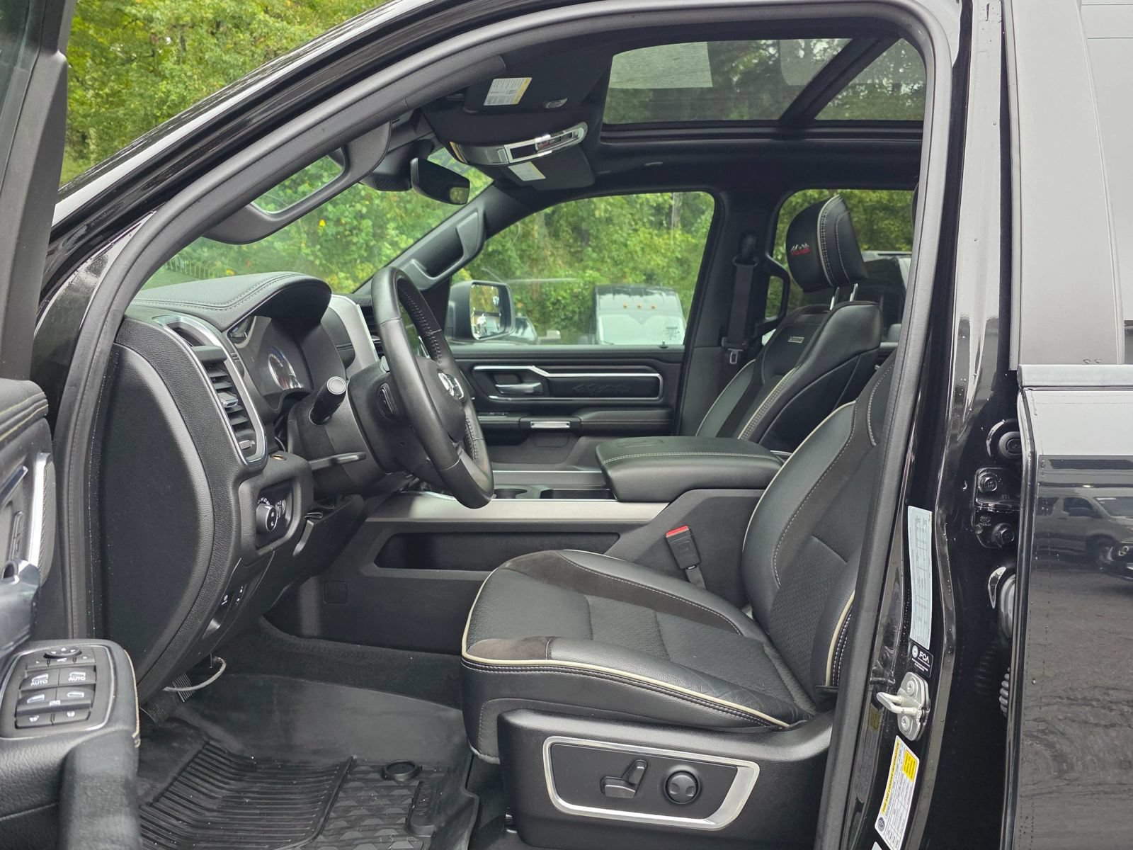 Used 2024 RAM 1500 Laramie AWD/4WD image 11