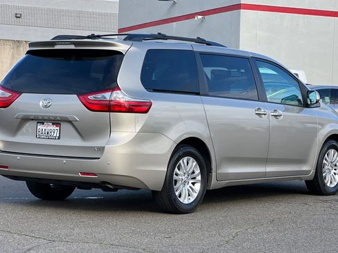 Used 2017 Toyota Sienna XLE Premium image 2