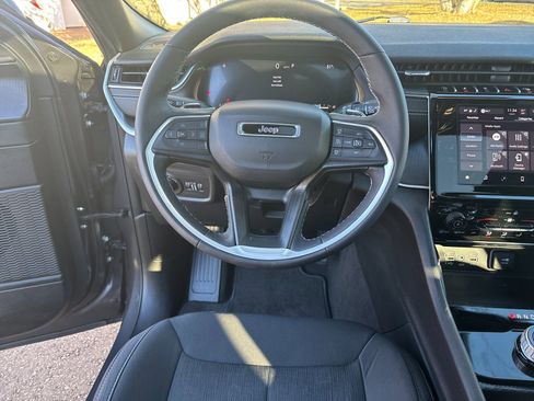 Used 2024 Jeep Grand Cherokee Laredo X w/ Luxury Tech Group I AWD/4WD image 15