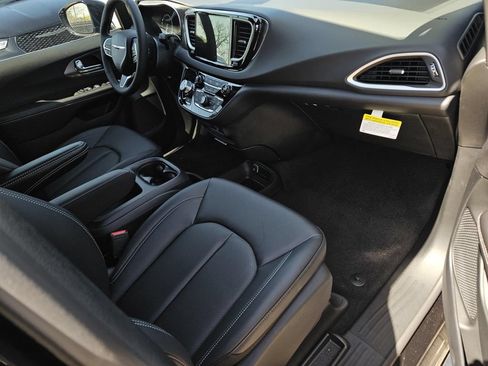 New 2026 Chrysler Voyager LX FWD image 6