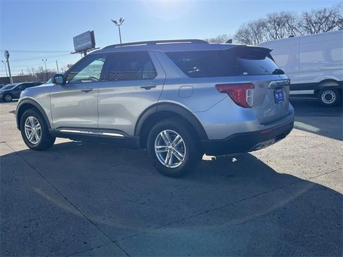 Used 2022 Ford Explorer XLT w/ Equipment Group 202A image 6