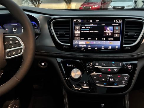 New 2026 Chrysler Pacifica Limited w/ Trailer Tow Group image 18