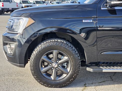 Used 2018 Ford Expedition Max XLT w/ Equipment Group 202A AWD/4WD image 9