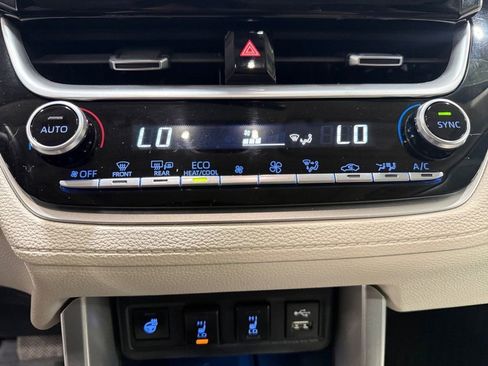 Used 2022 Toyota Corolla Cross XLE image 32