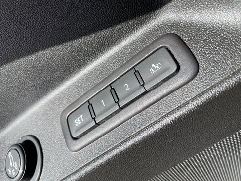 Used 2018 Chevrolet Equinox Premier image 4