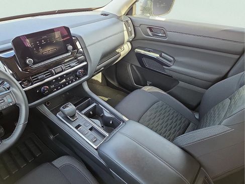 Used 2025 Nissan Pathfinder SV image 12