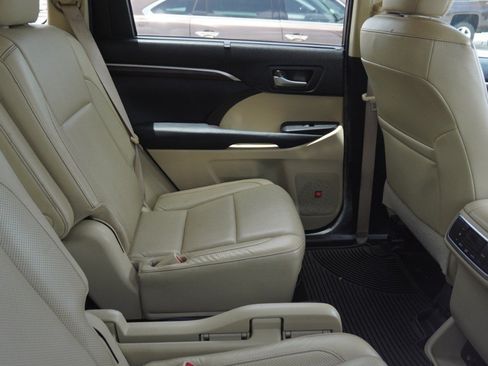 Used 2015 Toyota Highlander Limited FWD image 10
