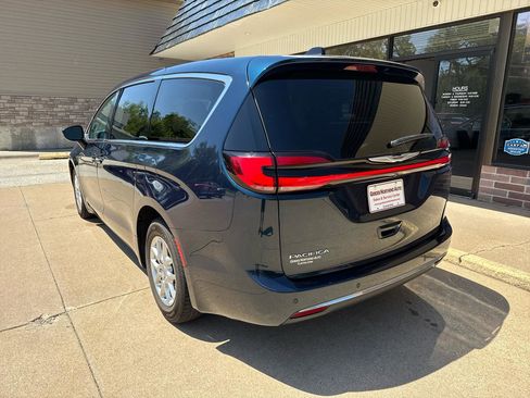 Used 2023 Chrysler Pacifica Touring-L FWD image 5