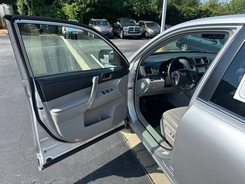 Used 2013 Toyota Highlander SE FWD image 21