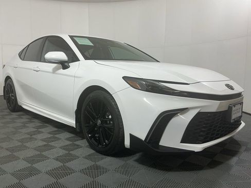 Used 2025 Toyota Camry SE image 4