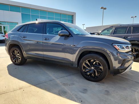 Used 2022 Volkswagen Atlas Cross Sport SE w/ Black Wheel Package image 8