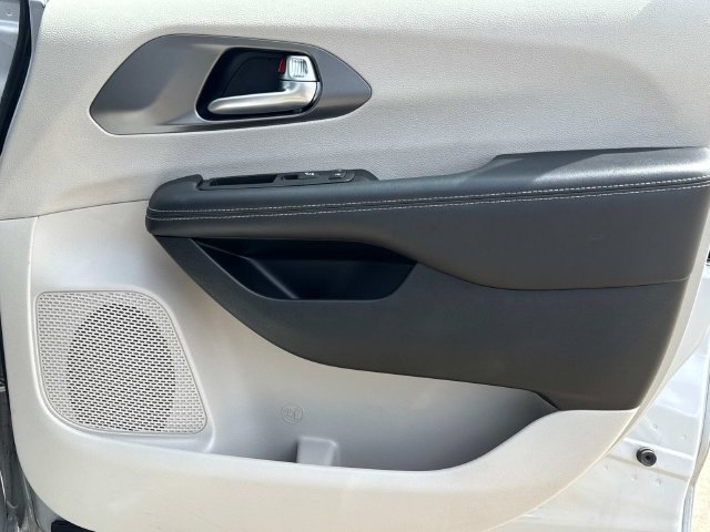 Used 2024 Chrysler Pacifica Touring-L FWD image 18