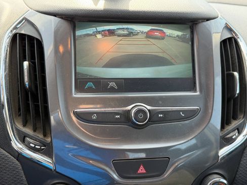 Used 2018 Chevrolet Cruze LT w/ Convenience Package FWD image 11