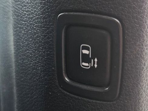 Used 2023 Kia Carnival LX image 16