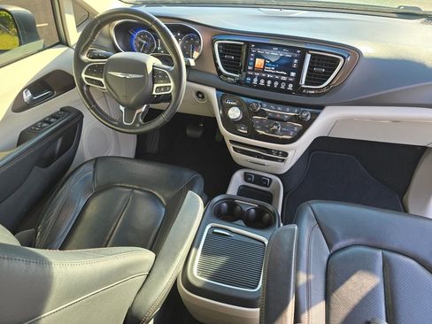 Used 2019 Chrysler Pacifica Touring-L Plus w/ Advanced Safetytec Group FWD image 32