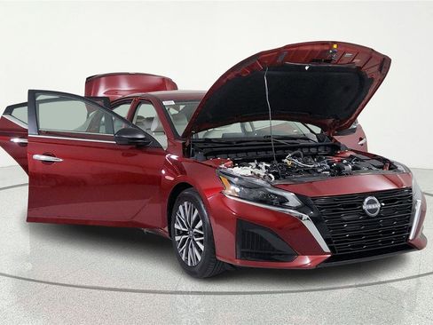Used 2024 Nissan Altima 2.5 SV FWD image 7