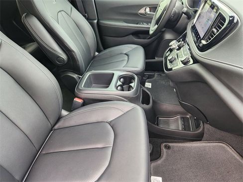New 2026 Chrysler Pacifica Select image 10
