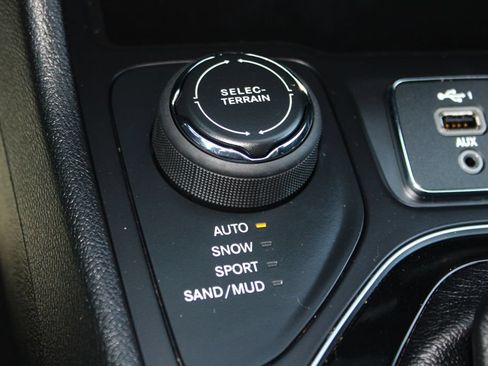 Used 2020 Jeep Cherokee Latitude Plus AWD/4WD image 25
