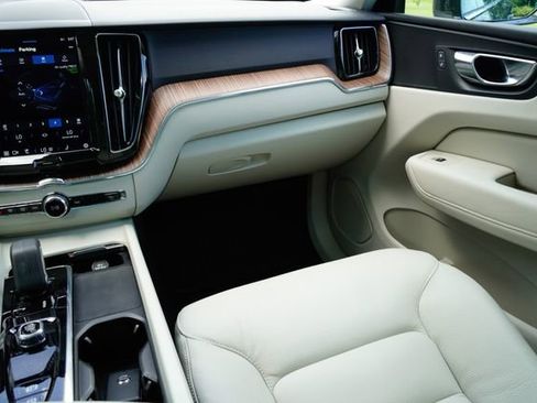 Used 2022 Volvo XC60 B5 Momentum w/ Advanced Package image 24