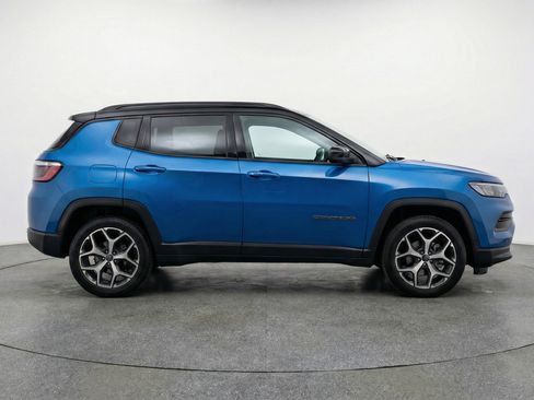 Used 2025 Jeep Compass Limited image 11