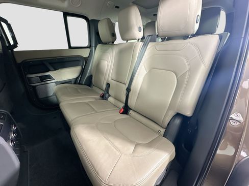 Used 2023 Land Rover Defender 130 SE image 27