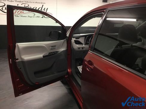 Used 2017 Toyota Sienna LE image 20