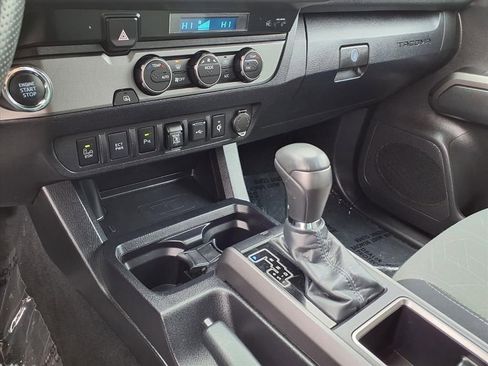 Used 2022 Toyota Tacoma TRD Sport image 9