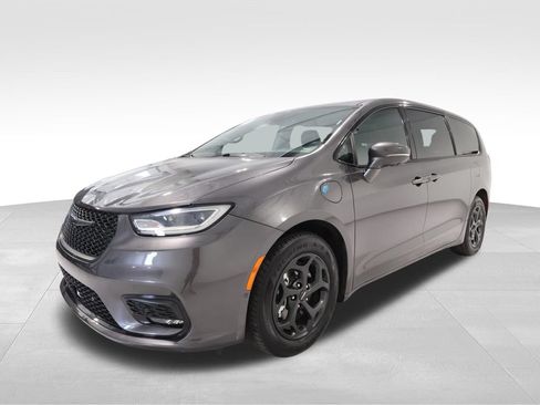 Used 2022 Chrysler Pacifica Limited w/ Uconnect Theater Family Group FWD image 6
