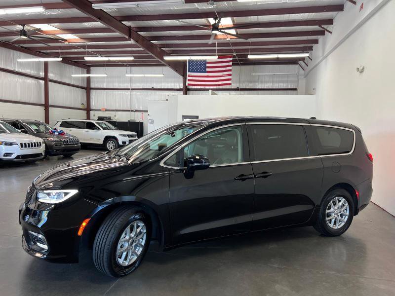 Used 2024 Chrysler Pacifica Touring-L FWD image 28