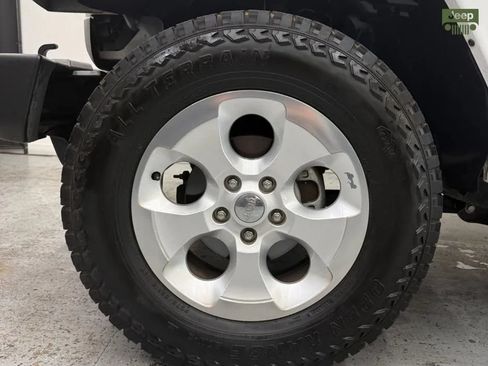 Used 2015 Jeep Wrangler Sahara w/ Connectivity Group AWD/4WD image 31