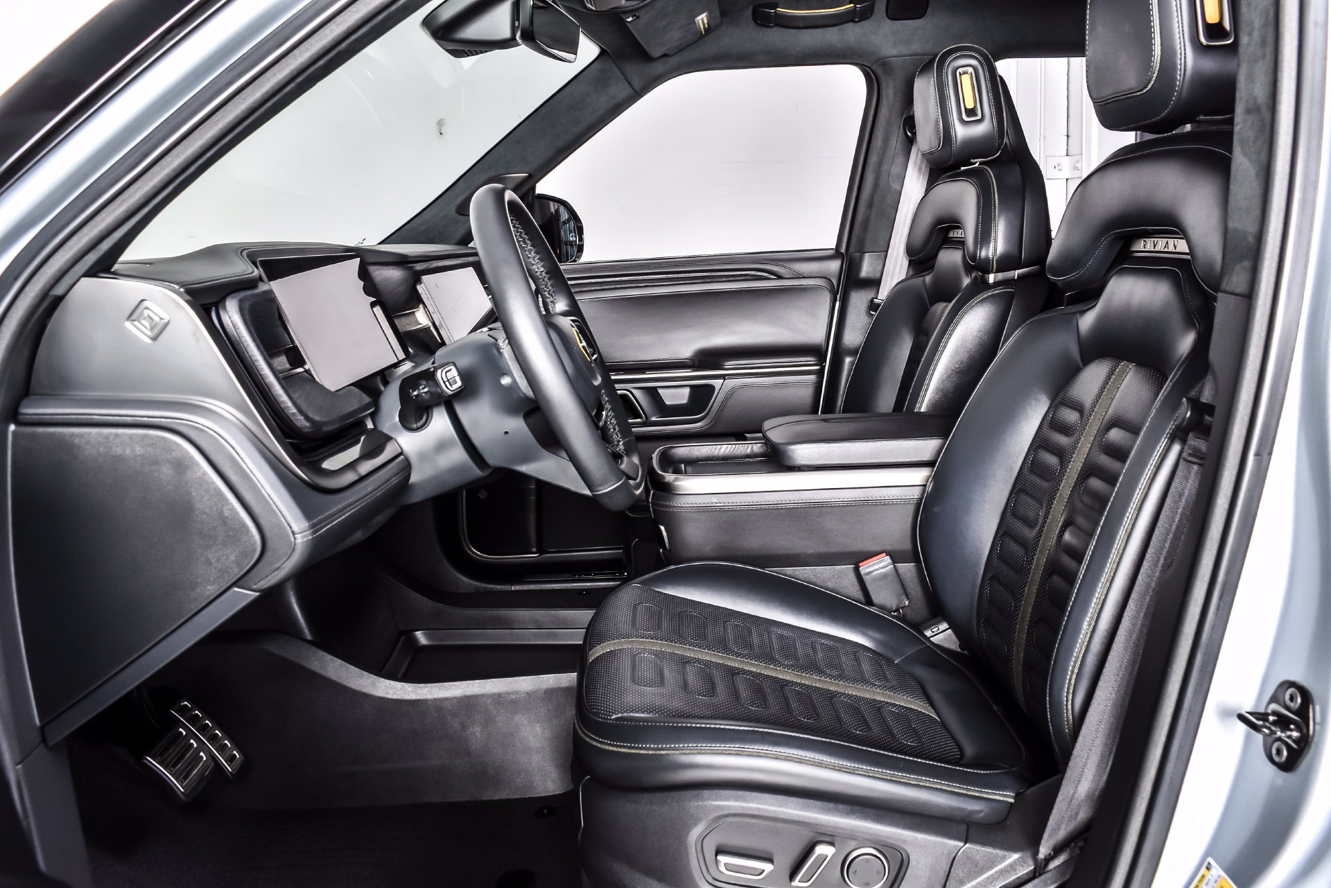Used 2024 Rivian R1S Adventure Dual AWD/4WD image 14