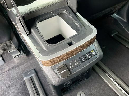 Used 2025 Toyota Sienna Platinum AWD/4WD image 36