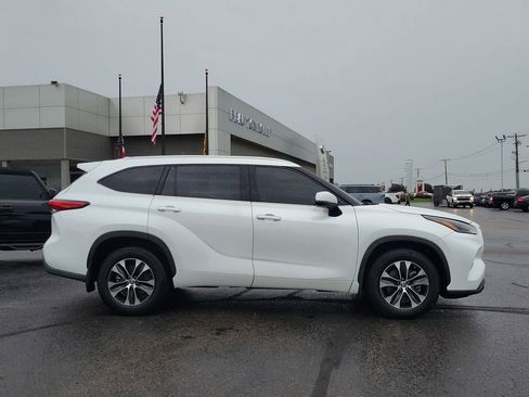 Used 2022 Toyota Highlander XLE AWD/4WD image 8