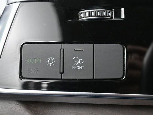 Used 2019 Audi Q8 Premium image 16