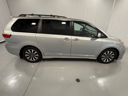 Used 2020 Toyota Sienna Limited Premium image 4